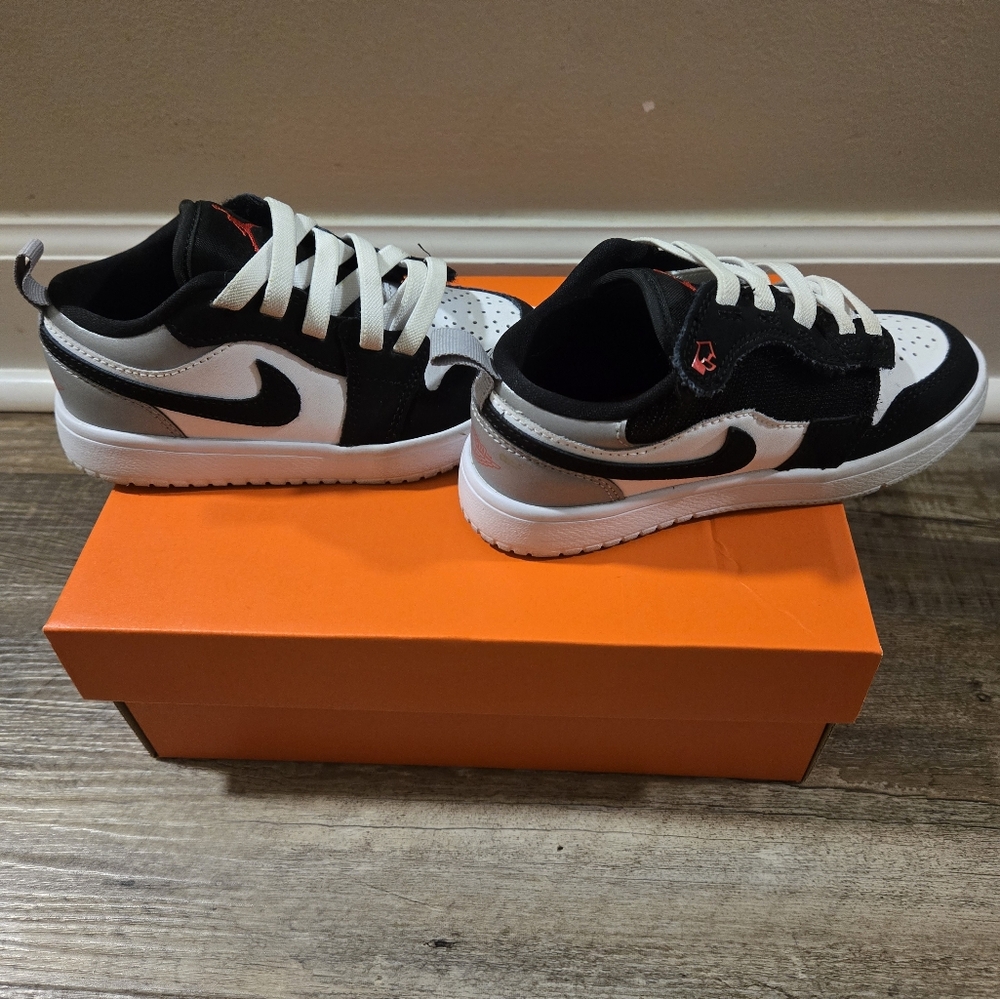Kids Black and White Nike  Sneakers - Picture 5 of 13